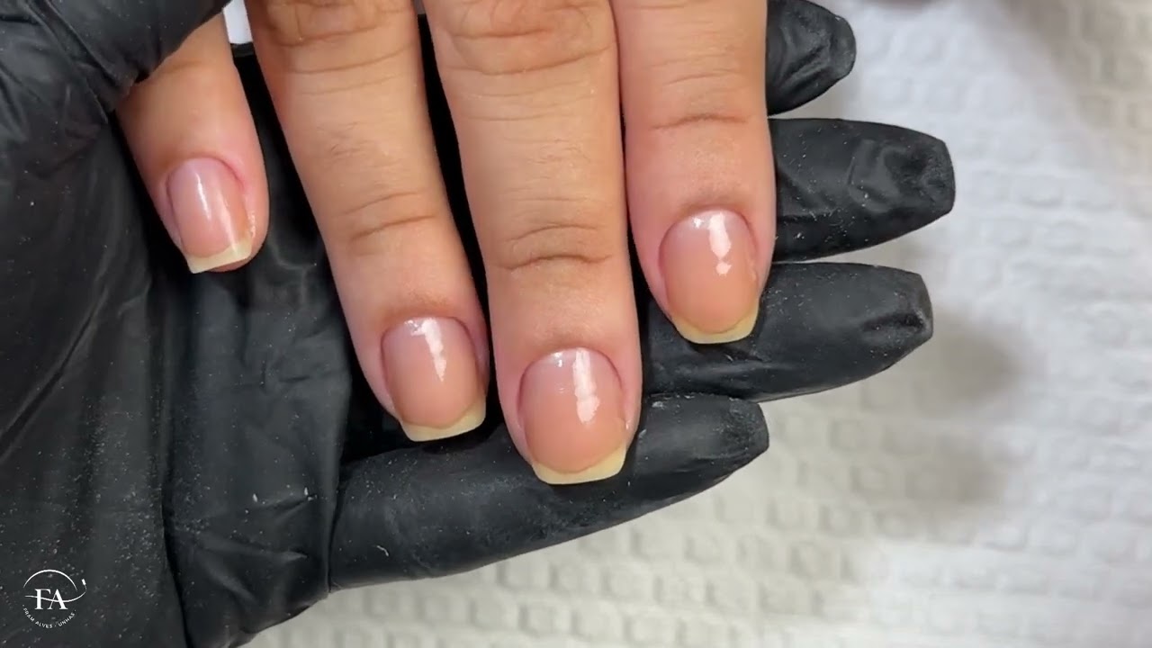 Cutilagem e esmaltação das unhas da mão 😍
