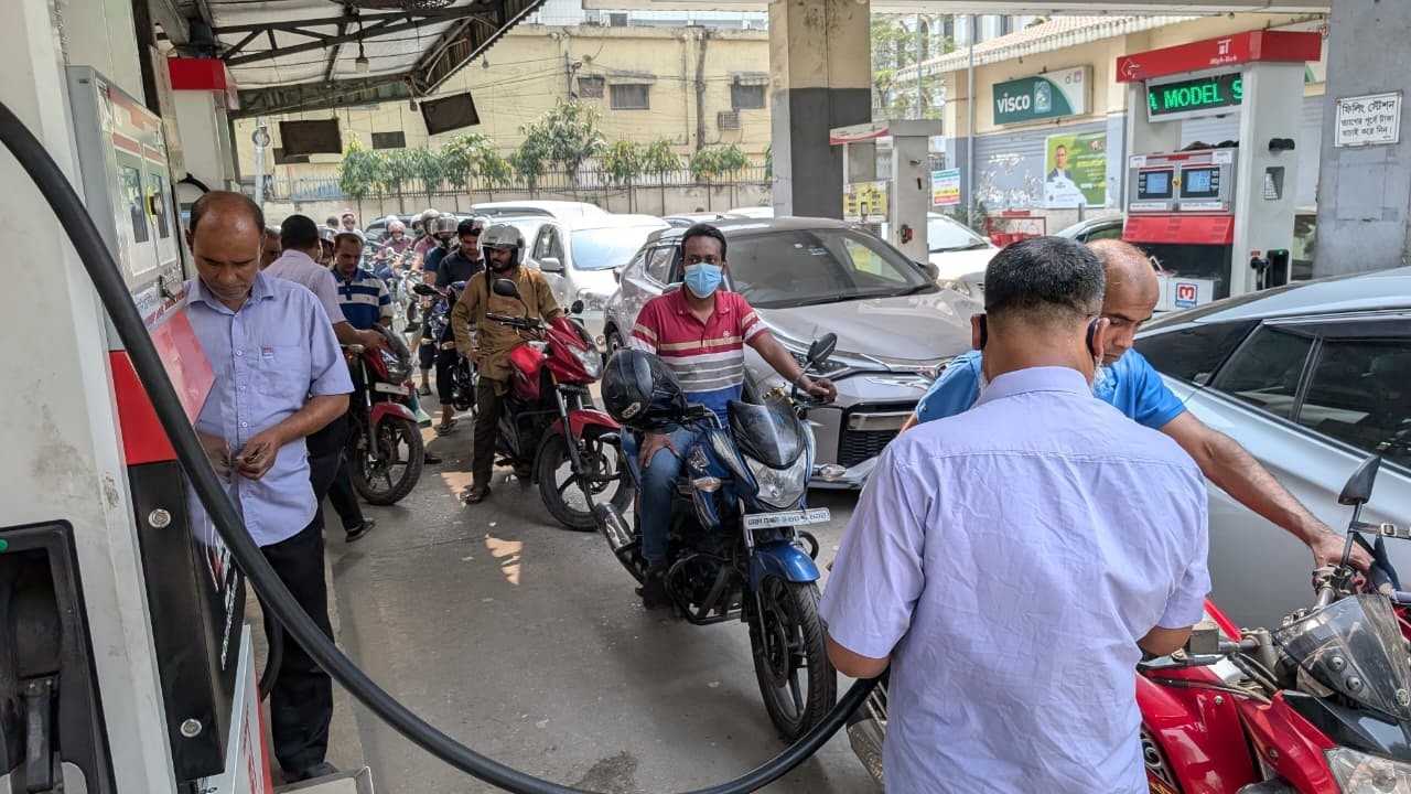 তেলের দাম বৃদ্ধি পাওয়ার শঙ্কায় পাম্পে ভিড় | ইন্টারকন্টিনেন্টাল মোড় থেকে সরাসরি