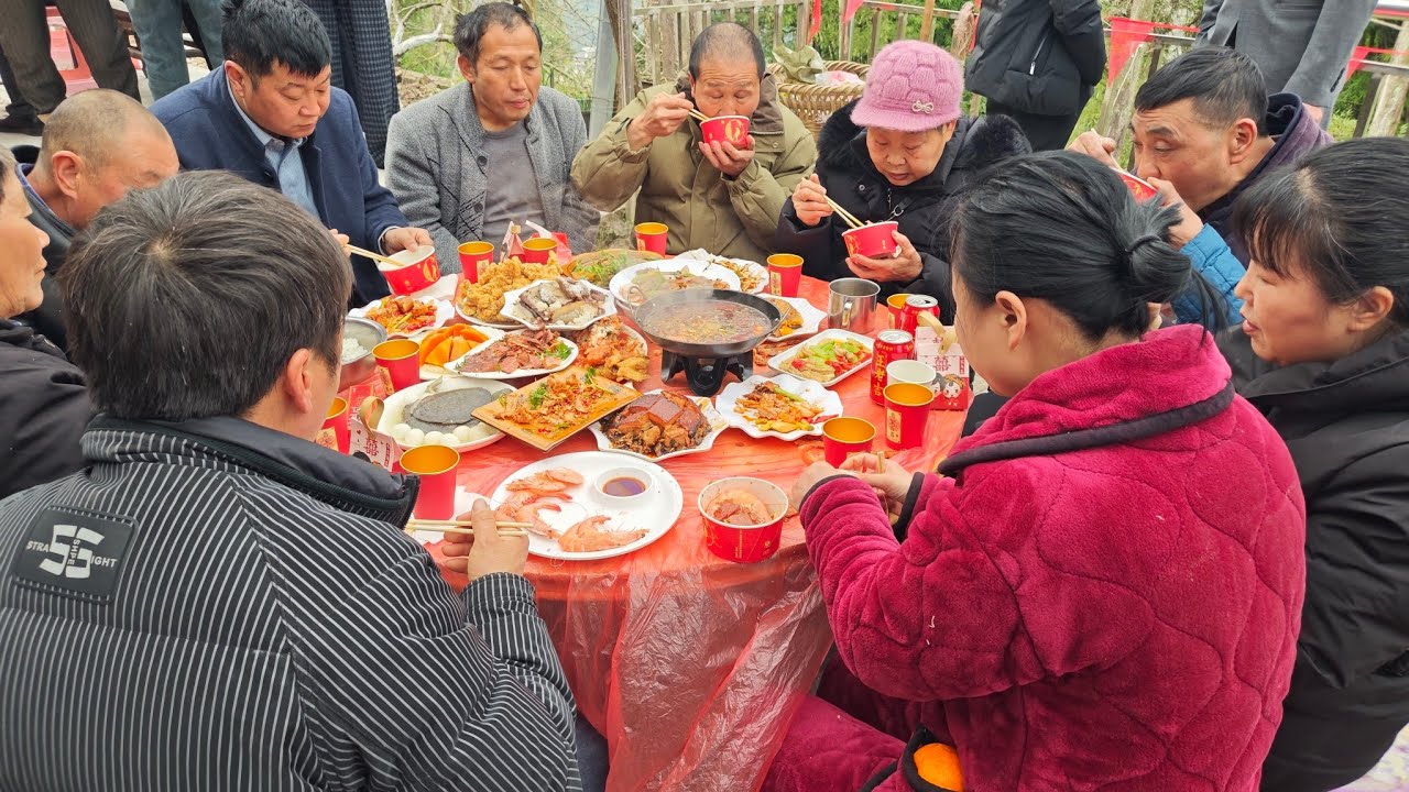 四川巴中农村姑娘凌晨出嫁，一切从简的仪式只愿两位新人幸福。