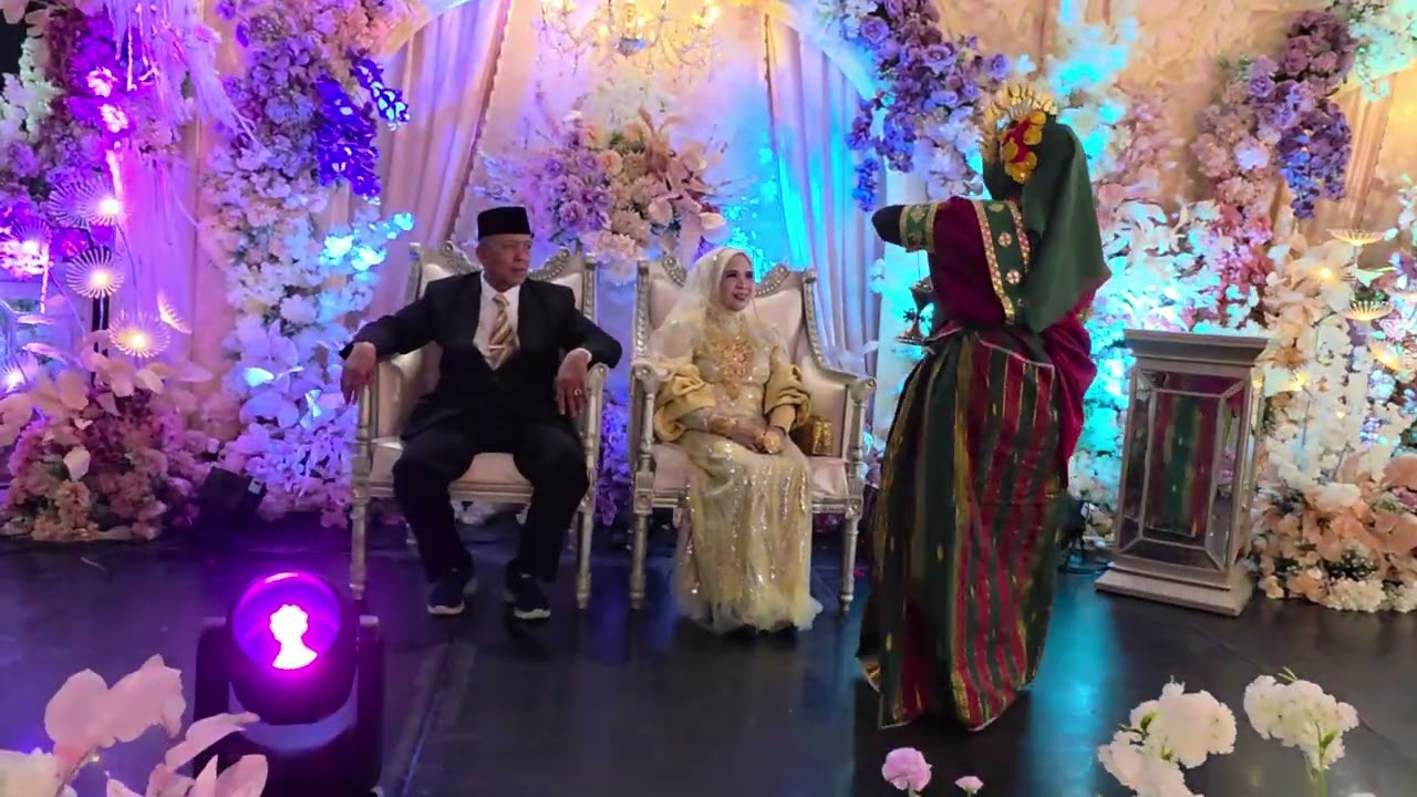 Tari Paduppa wedding Poppy dan Dhany