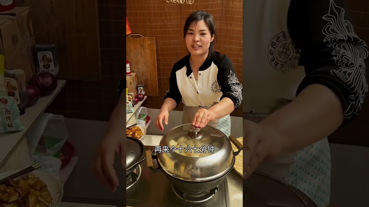 大宝放假回来了，在学校吃不好，今天给孩子们做排骨焖花卷，鲜虾豆腐煲，凉拌生菜，孩子们吃的美美哒！#我的乡村生活