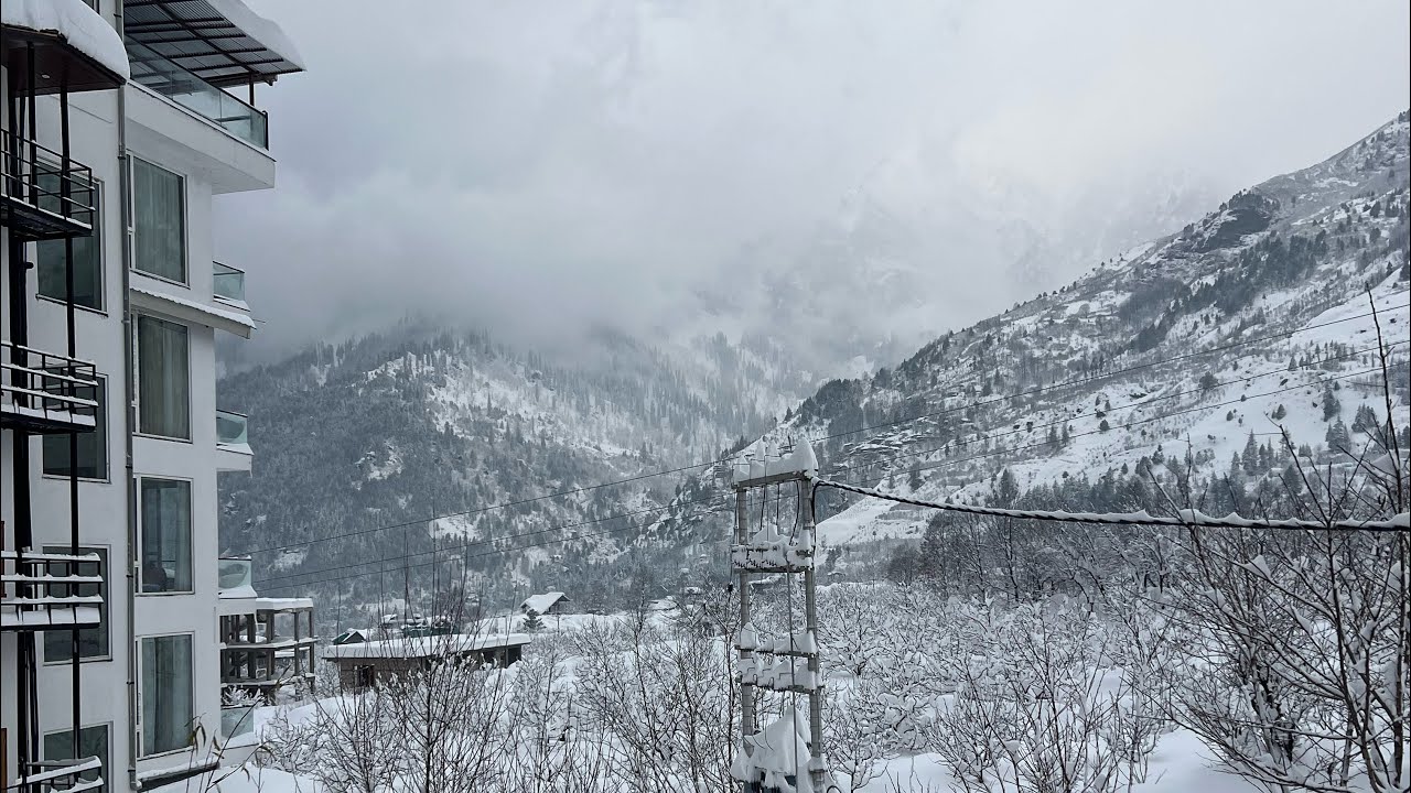 Manali snow fall view ❤️🫰…. #snow #viral #shorts #youtubeshorts #trending 