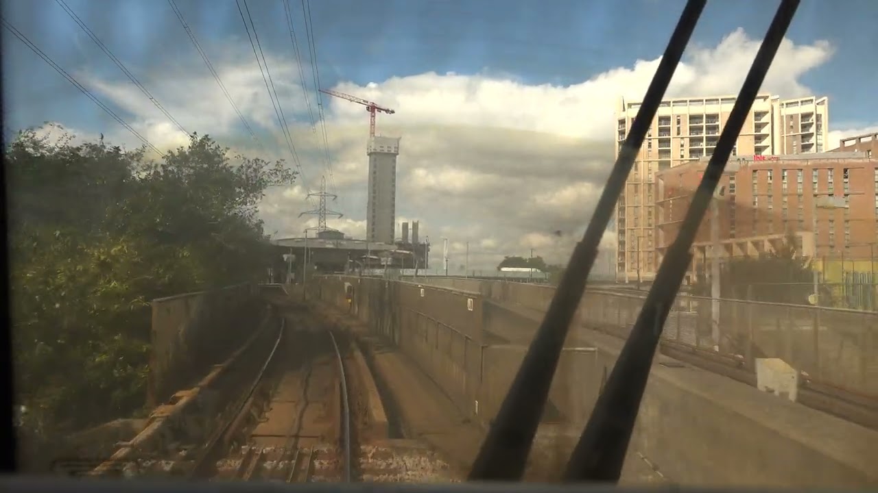 🇬🇧 Führerstandsmitfahrt Docklands Light Railway (DLR) von Woolwich Arsenal nach Bank [4K UHD]