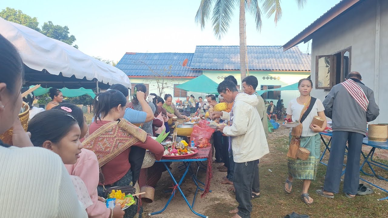 ทำบุญใส่บาตรวันพระใหญ่🙏🤍🇱🇦