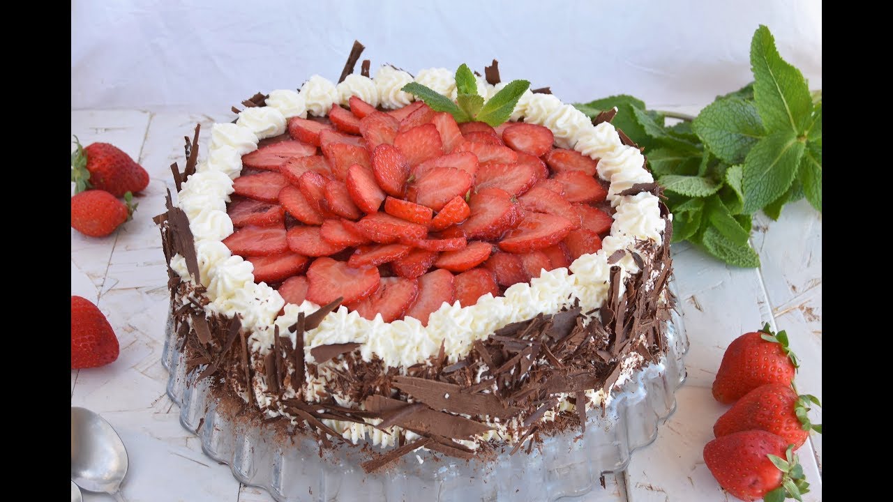 Tarta de fresas, chocolate y nata
