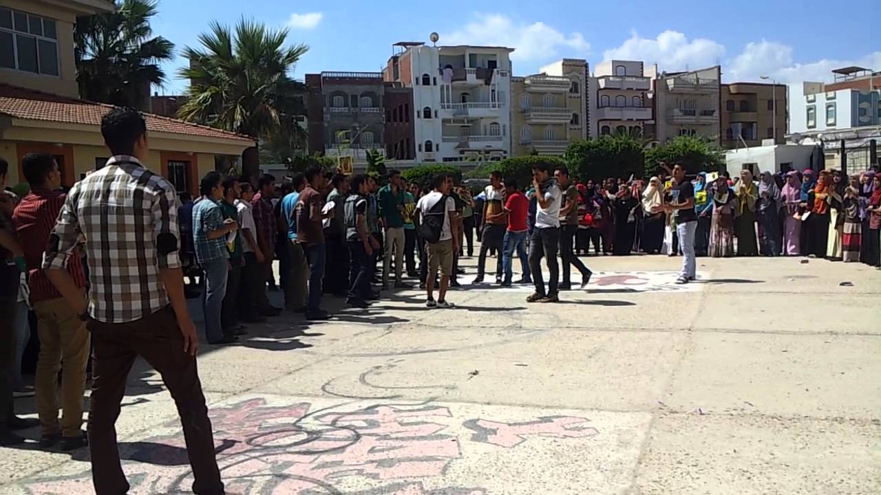 وقفه طلاب جامعه دمياط في كليه التجارة بدمياط الجديدة ..