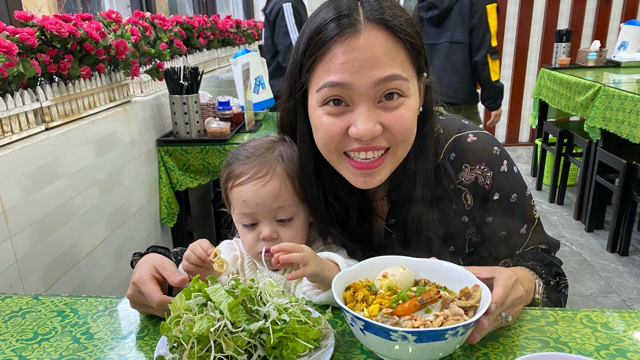 Vlog 862 ll 3 Thế Hệ Bà Ngoại, Mẹ Jade Và Jade đi Ăn Mì Quảng Và Cơm Gà Nổi Tiếng Đà Nẵng