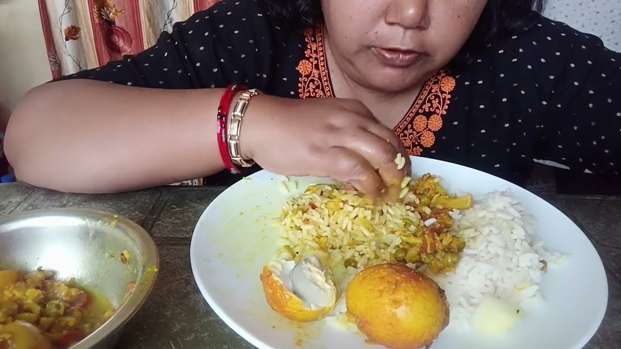 Bengali style egg curry 😋😋 with aloo gobi, rice and mooli fry 😋
