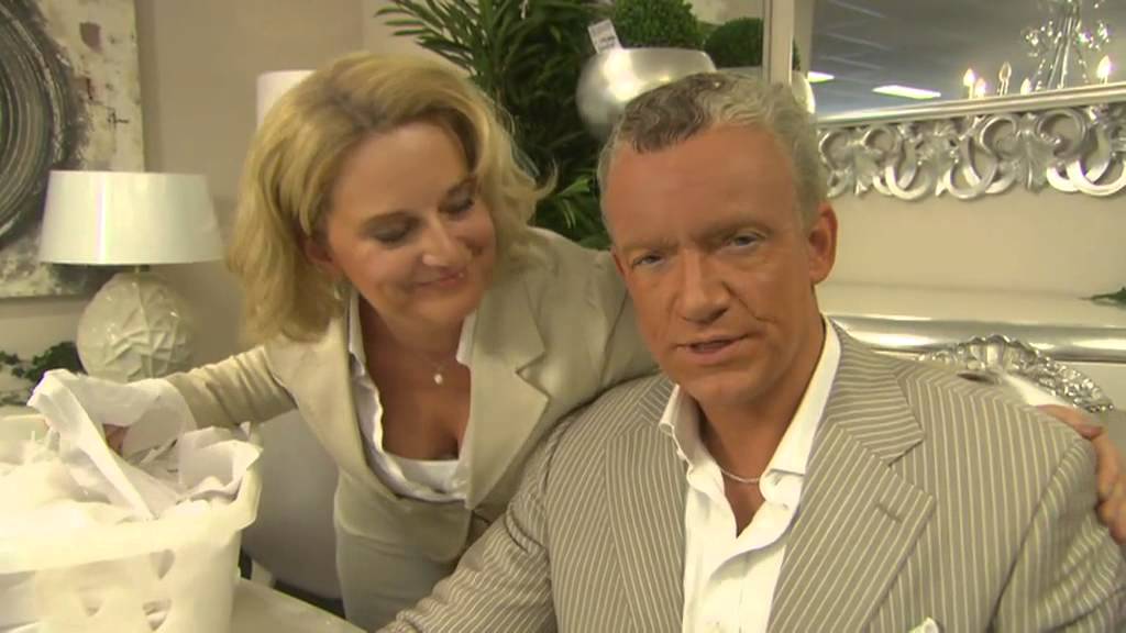 Koefnoen - Robein doet de was bij... Eva en Bram
