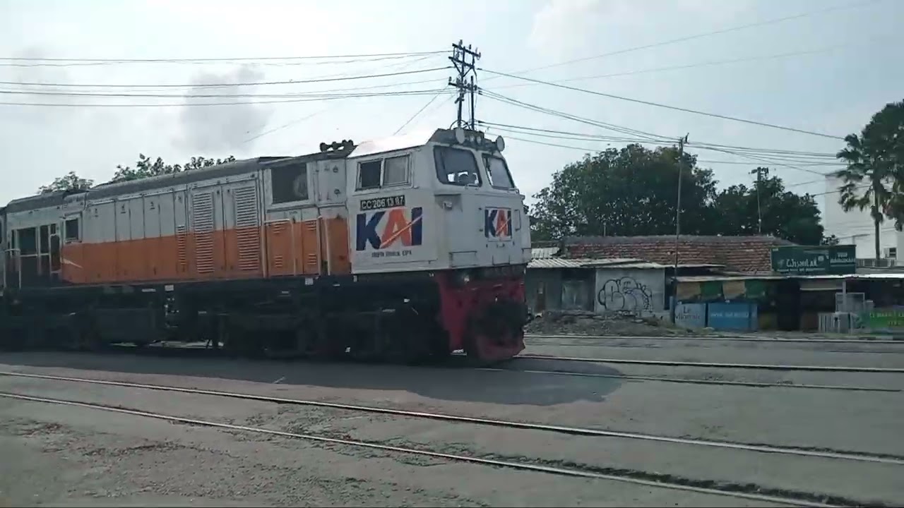 Moment KA KLB ARJUNA Ukur Rel Berpapasan Dengan KA HARINA EKSPRESS Di JPL 215 #klb #harina #express.