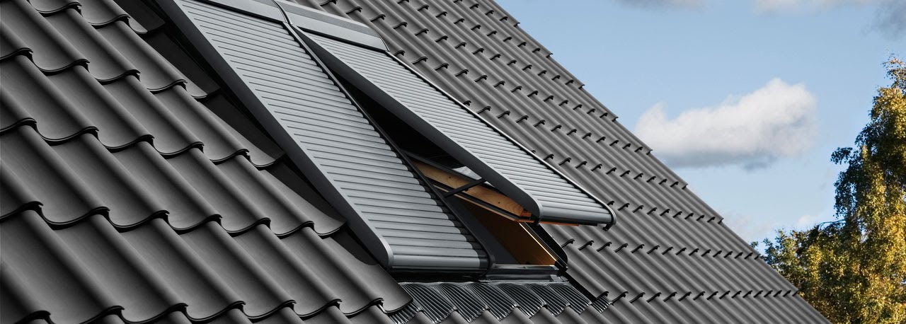 Установка рольставней VELUX на мансардное окно