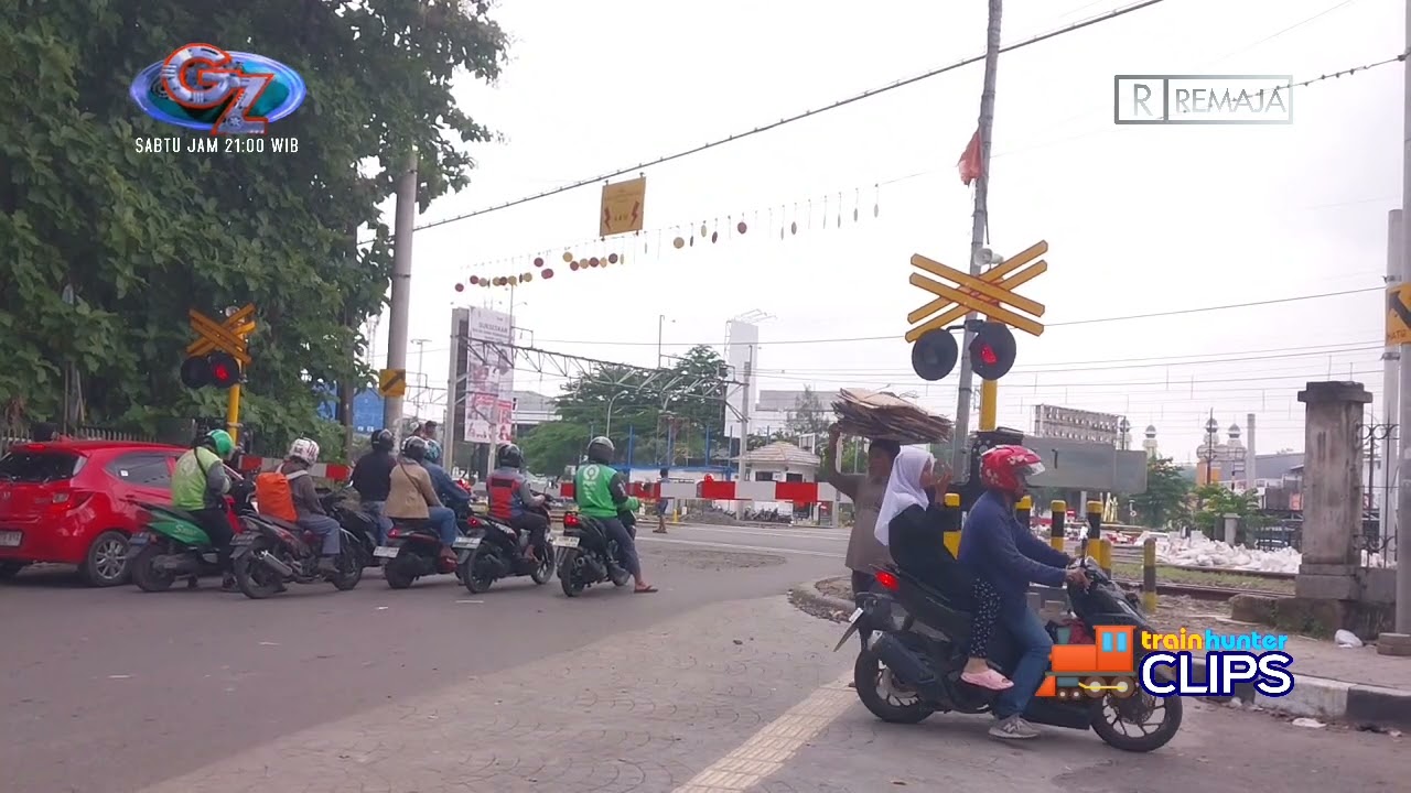 Perlintasan KA Bekasi yang lewat Kaleng Setrum Tiongkok | TRAIN HUNTER 