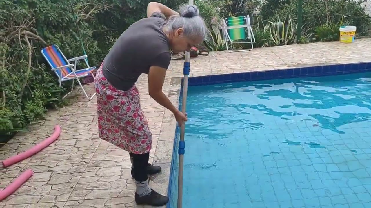 Aqui na chácara fazemos todo tipo de serviço,hoje vamos limpar a piscina