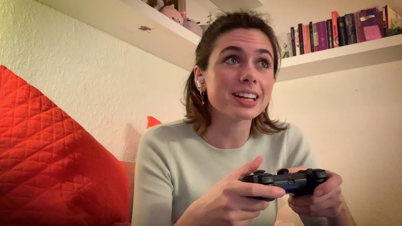Gamers versus bookworms - is one better? | Short & Curly Ethics Podcast