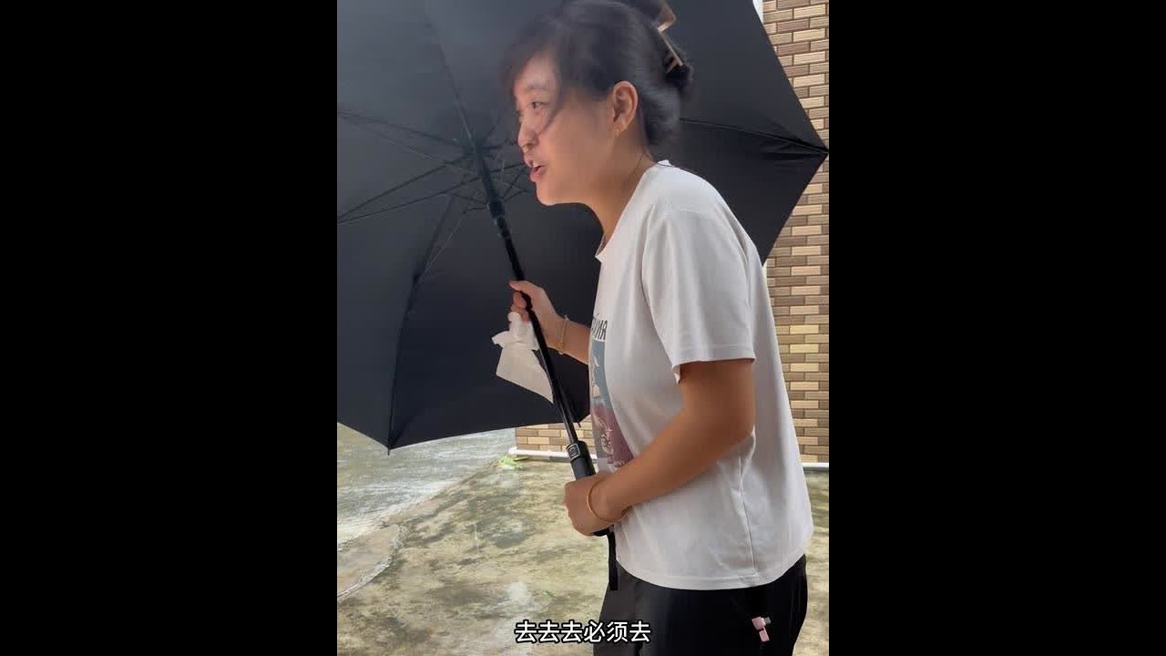 台风呼呼刮，也拦不了我们回娘家的心。 结果又停水、又停电，手机也没了信号。突然回到了小时候，一大人围坐在一起，没有Wi-Fi，却有说不完的话。#广东#湛江#家庭日常#难忘的一次回娘家