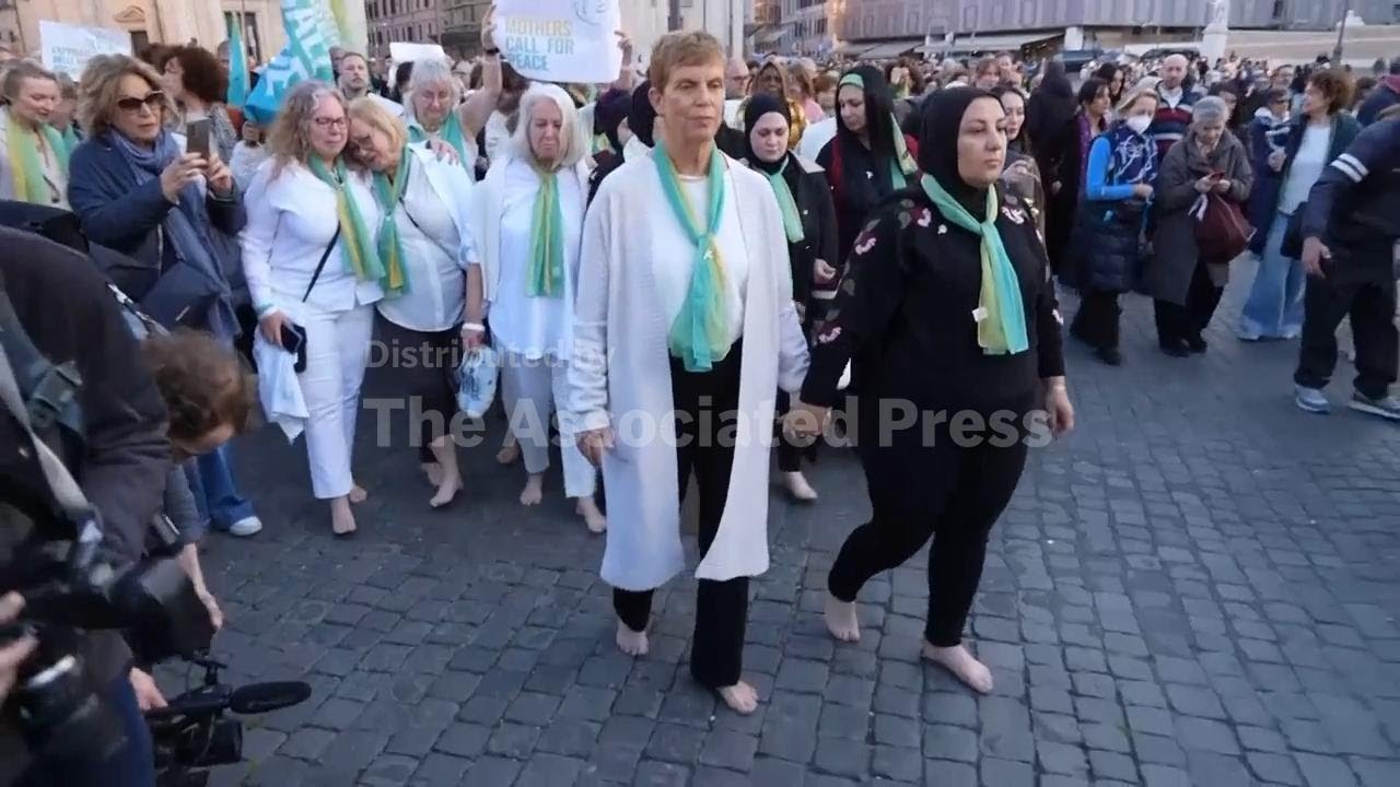 Матери из Палестины и Израиля возглавили босоногий марш за мир в центре Рима, в котором приняли у...