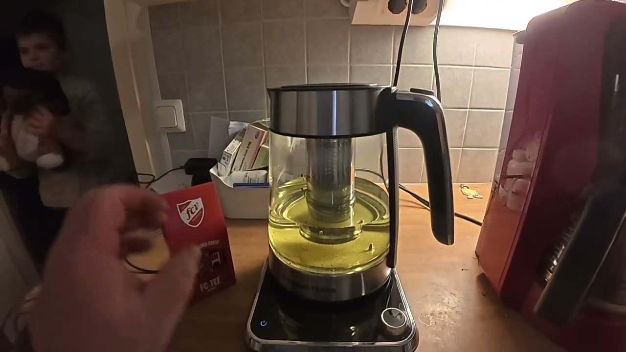 Uusi vedenkeitin Russell Hobbs