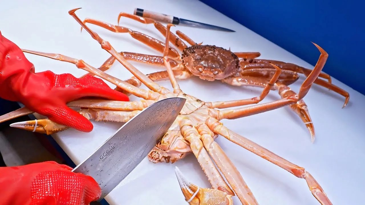 Freshest！Snow Crab Cooking Skills, Snow Crab Spicy Soup, Crab Sashimi / 市場最生猛！松葉蟹切割技巧, 松葉蟹辣湯, 螃蟹生魚片