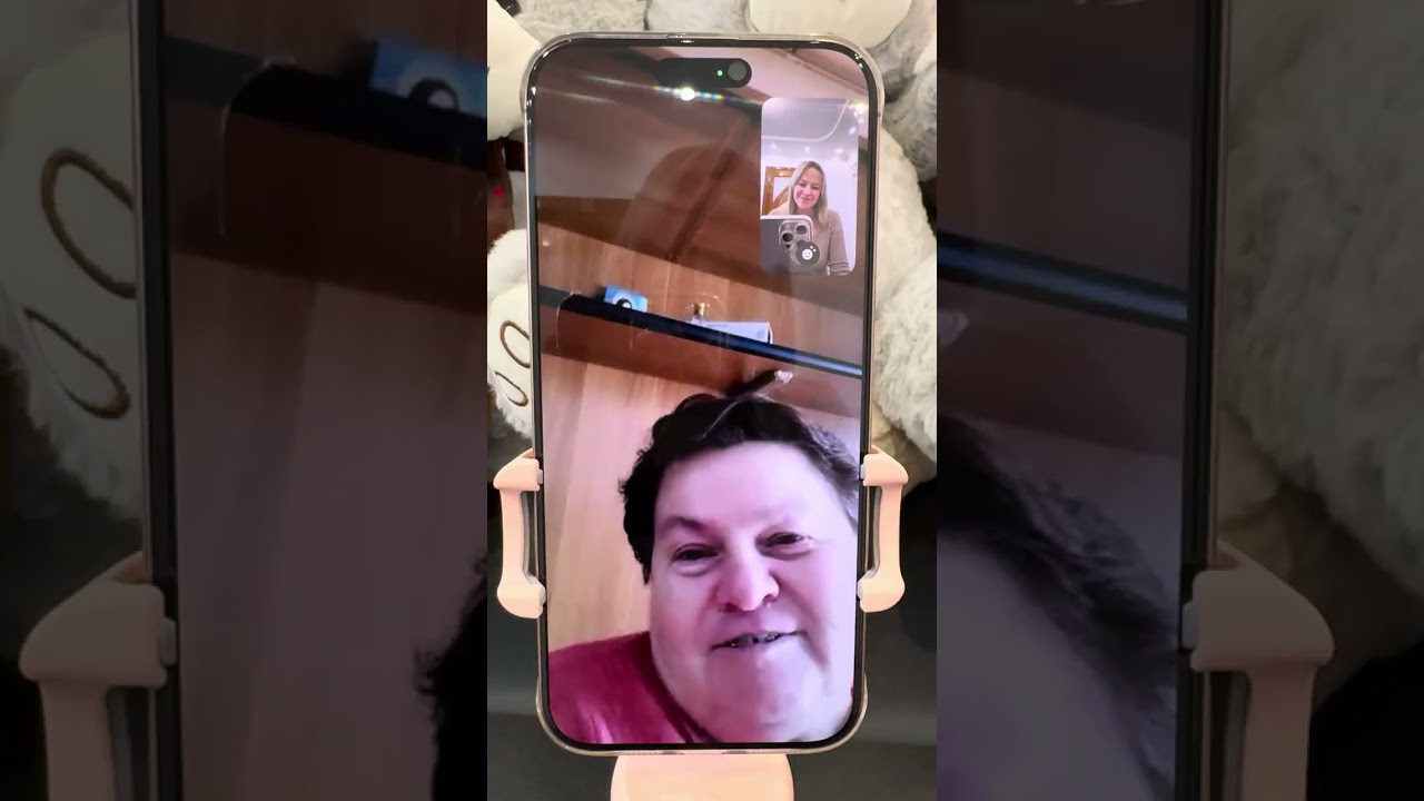 Surpriză și felicitare cu ziua de naștere pe telefon , pentru cea mai scumpă mamicuță, Doamna Silvia