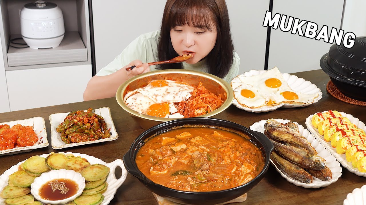 Mukbang  :) Салат из редиса, пибимпап и тушеное мясо чхонгукчжан действительно вкусные.