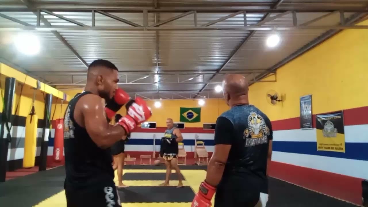 Bloqueio de socos e contra golpe no muay thai