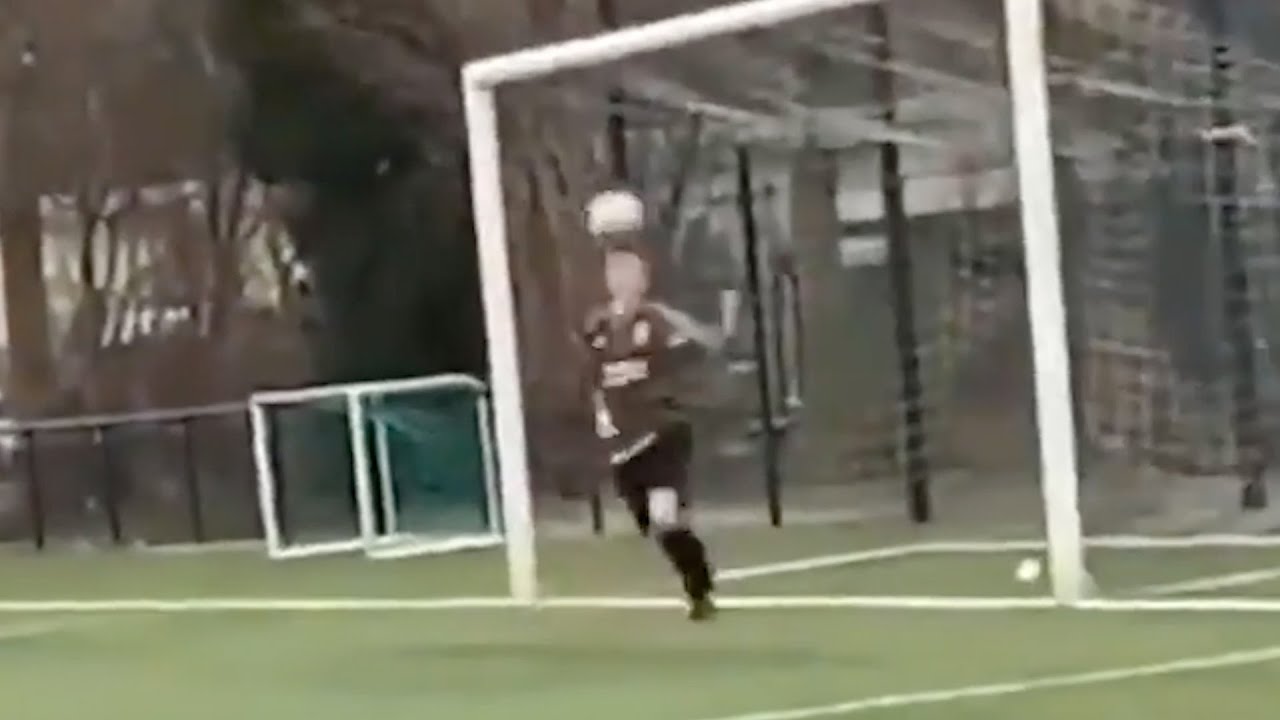 this goalkeeper must be match fixing