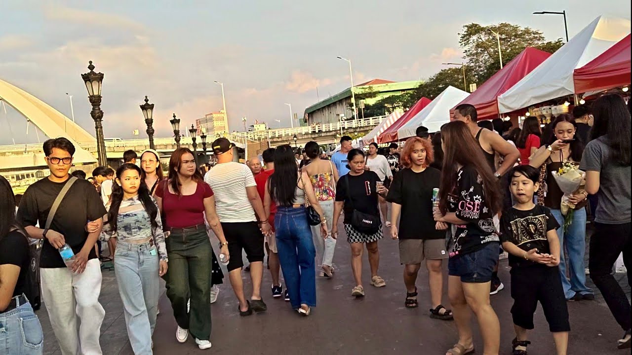 Hala Grabe Daming Tourista na dumagsa sa Esplanade ilogpasig. 