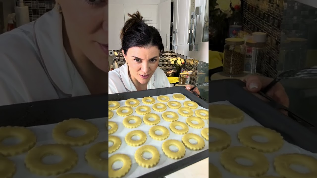 Nadia Norvégienne, prépare des gâteaux algériens un jour avant l’Aïd. 🤧