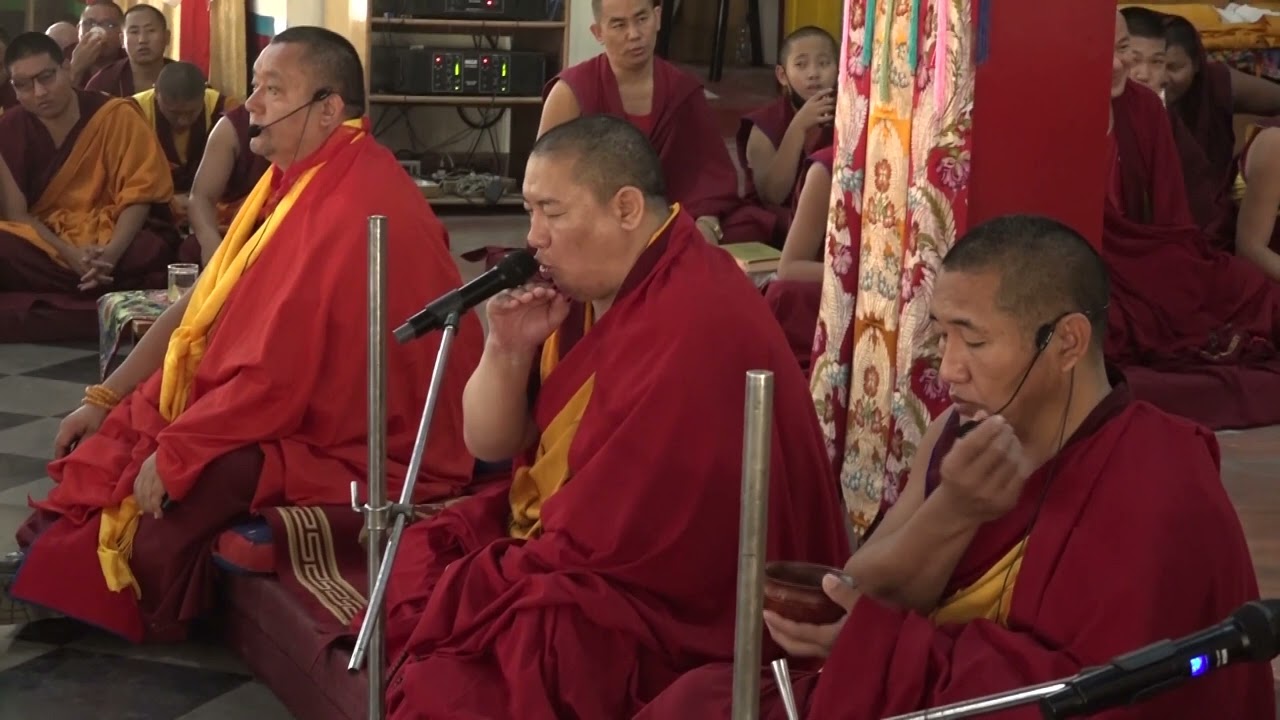 དཔལ་ལྡན་འབྲས་དཀར་སྤུངས་པའི་གཙུག་ལག་ཁང་དུ་ཉིན་རྒྱབ་སྨོན་ལམ་སྐམ་ཚོགས་འཚོགས་བཞིན་པའི་བརྙན་ཐུང་ཟུར་ཞིག