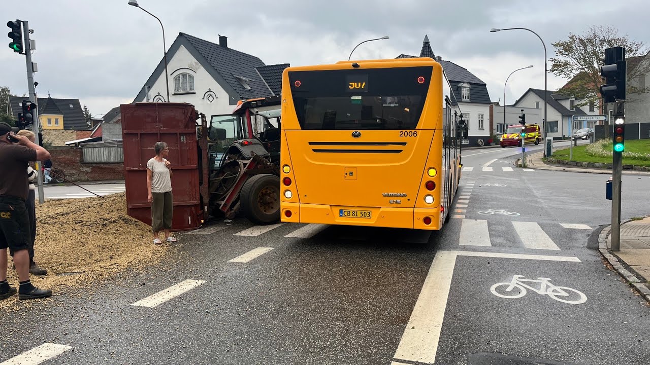 Bus og traktor kørte sammen i Korsør: Politiet måtte uddele bøder til utålmodige bilister