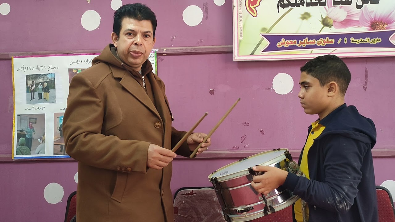 تعليم العزف  على آلة الترومبيته أو طبلة الطابور الصغيرة