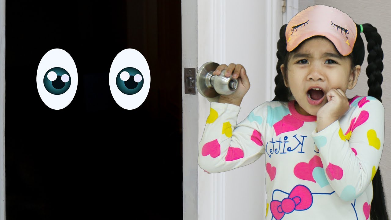 Suri Pretend Play in Fake Ghost Halloween Kids Haunted House