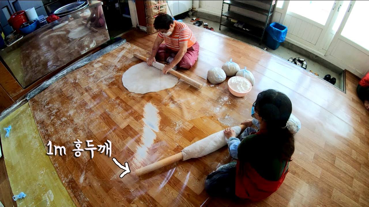 밥 먹다가 옆에 봤는데 헐~ 방바닥에 장판 깔고 제대로 작업하는 손칼국수(메밀국수)