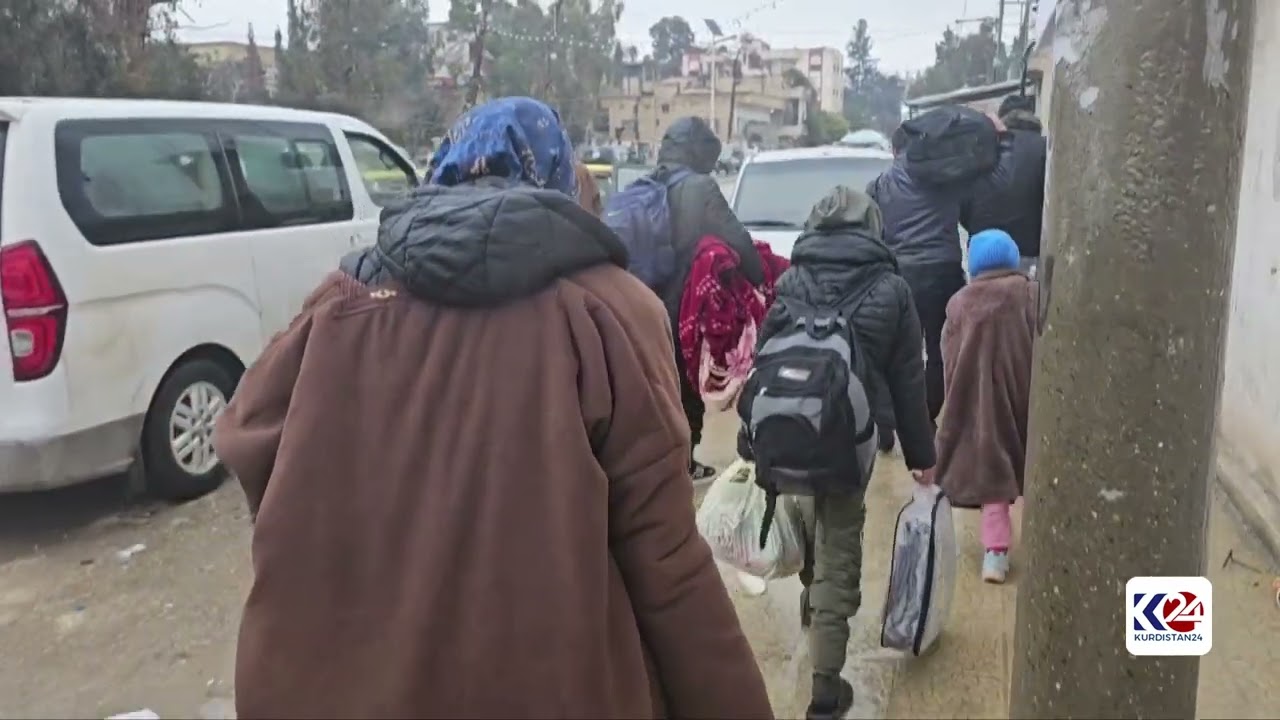 وصل نازحون كورد إلى مدينة القامشلي، عقب سيطرة الجيش السوري على مساحات واسعة من شمال البلاد