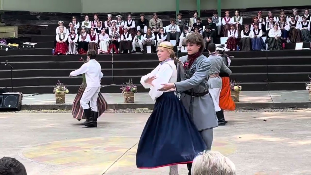 Ai, bagāta man zemīte. Dejo Garezera vasaras vidusskolas III klase