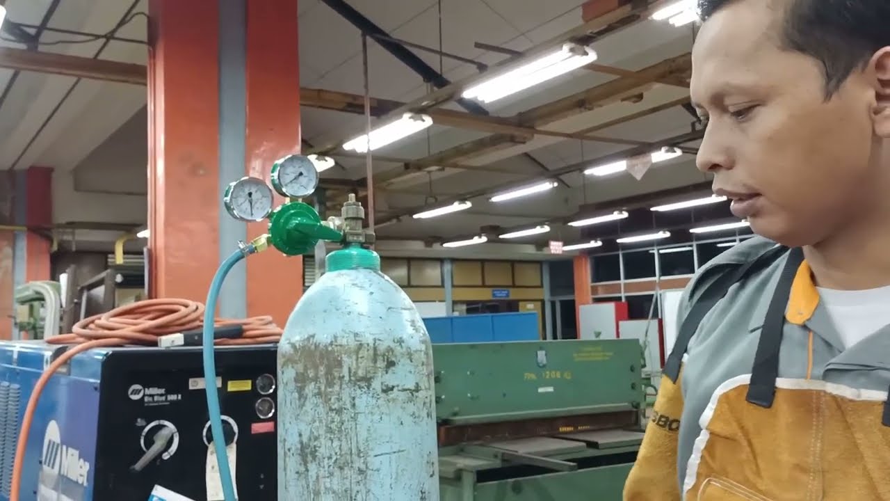 MENGATUR TEKANAN KERJA GAS PADA INSTALASI LAS OXY ACETYLENE WELDING (OAW) ATAU LAS KARBIT