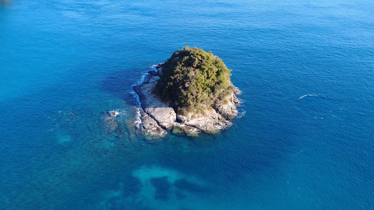 【釣りキャンプ】無人島に泳いで渡って1泊2日の釣りサバイバル生活に挑む！