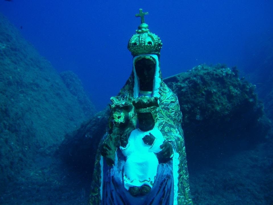 Patti (Me): La statua della Madonna Nera nel golfo di Patti.