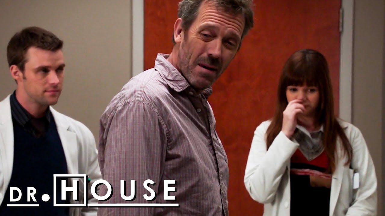 El equipo de House discute el diagnóstico del paciente en el baño | Dr. House: Diagnóstico Médico