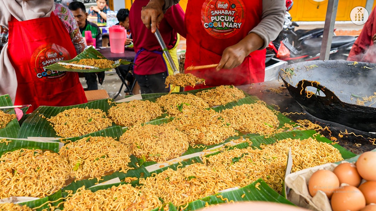 1,000 Portions Every Day! Massive Fried Noodles (Mie Goreng) in Medan - Indonesian Street Food