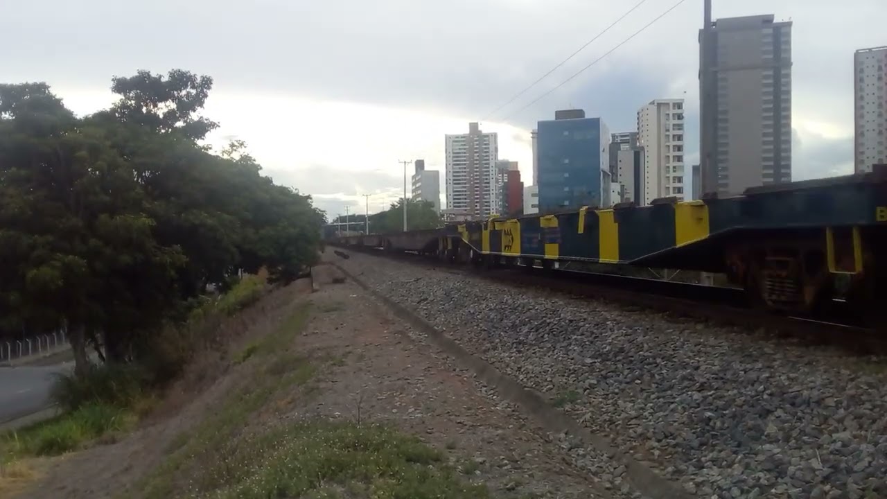 Maquinista gente boa, trem com carga geral com locomotiva AC44I 7334-5 liderando em Taubaté.