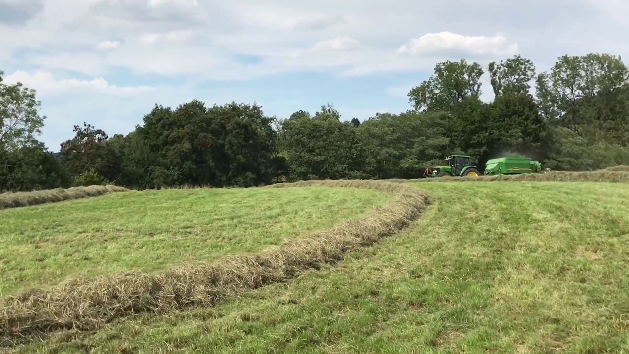 Heu Quaderballen pressen 2018 2.Schnitt mit John Deere 6320 & John Deere 690 Presse