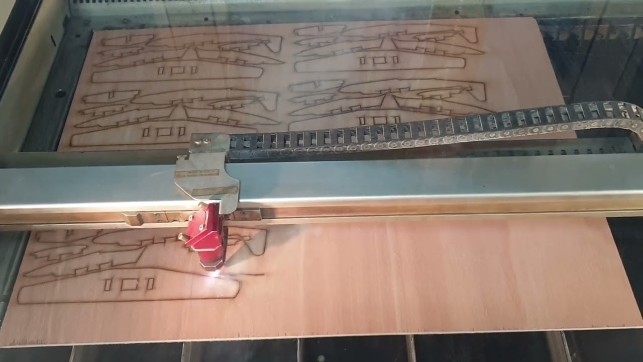 Mini usine de fabrication d'un avion en bois en d&eacute;coupe Laser(maquette 3D)