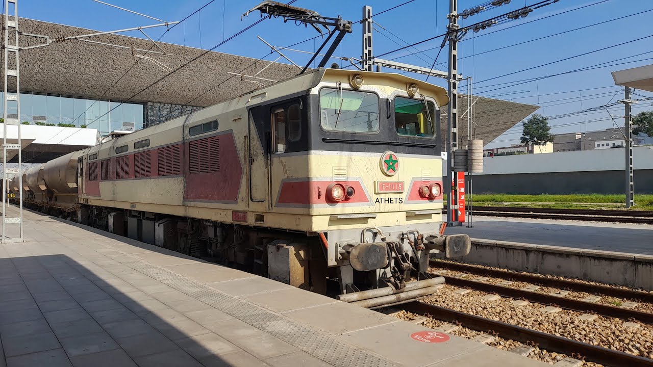 ONCF HITACHI E-1115 assure un convoi de phosphates vide vers Khouribga.