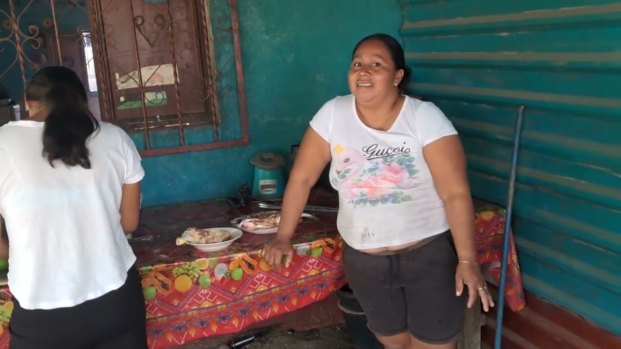Ahi esta rosita enseñandole cosinar a sus 2 hijas