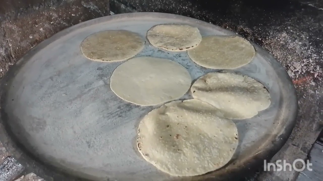 Asiendo tortillas 