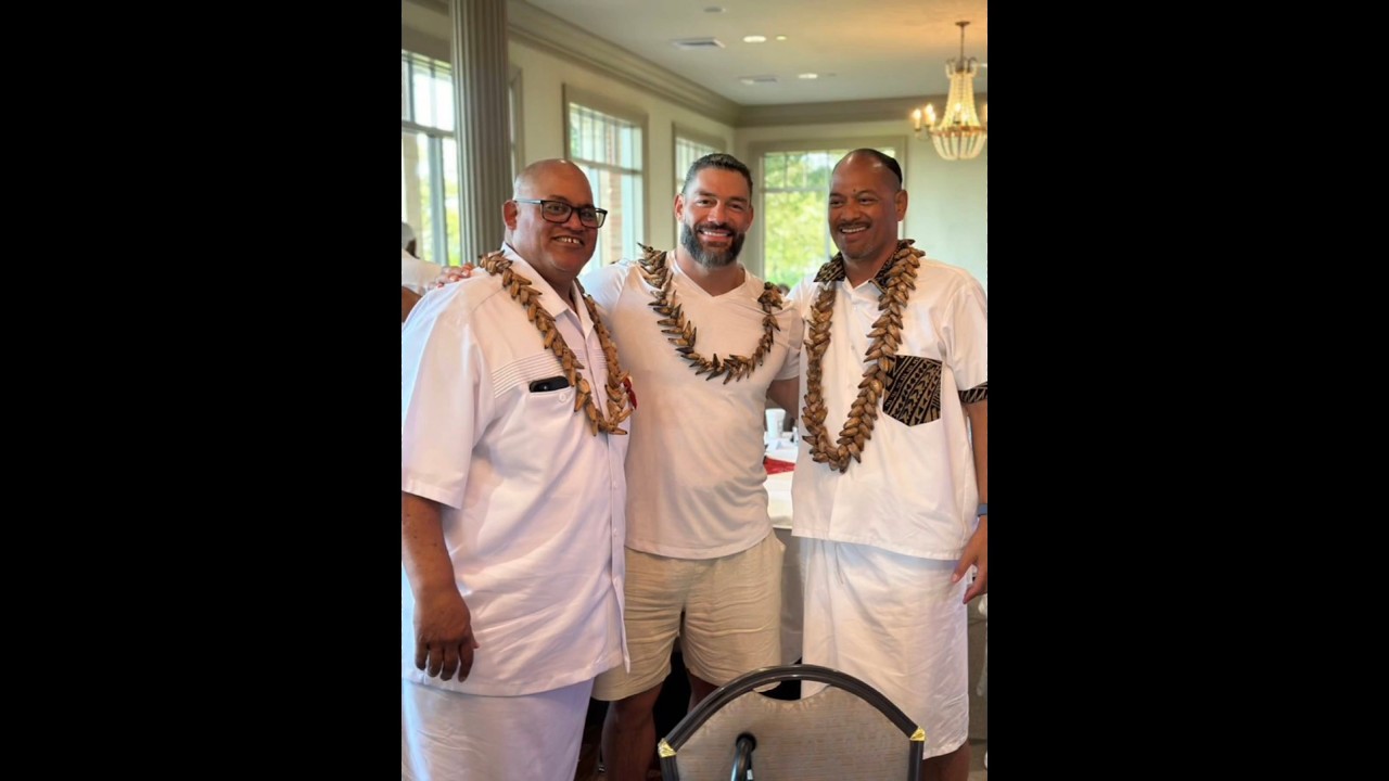 Roman Reigns with hai cousins at his father Sika Anoa’i funeral services. ❣️