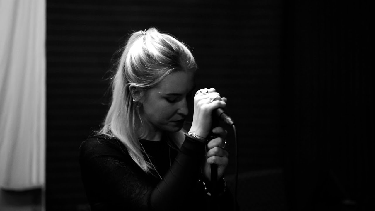 Heaven Knows - The Pretty Reckless (female cover)