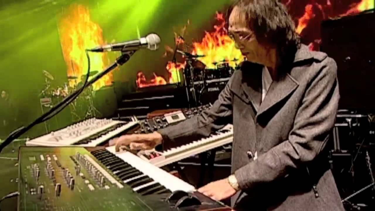 Menjilat Matahari - GOD BLESS feat Jokie Soerjoprajogo-Teddy Sudjaya