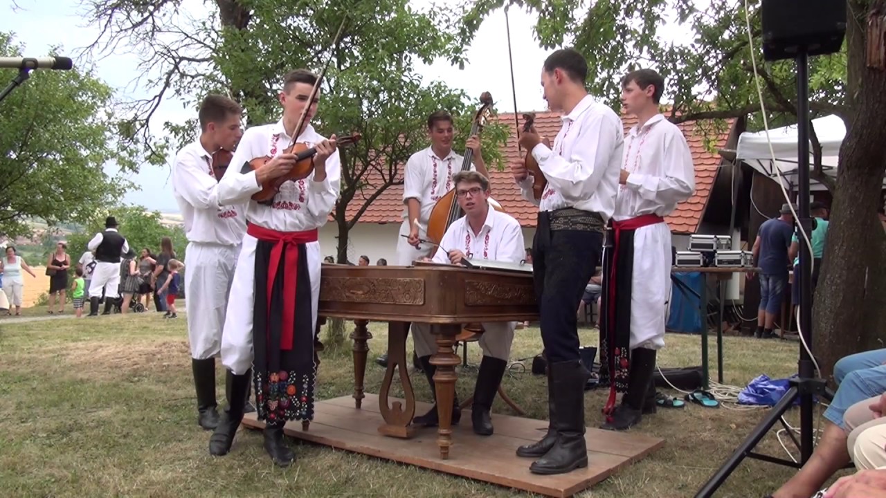 Cimbálová muzika Litera na 12.Hodovém zpívání v búdách ve Vlčnově